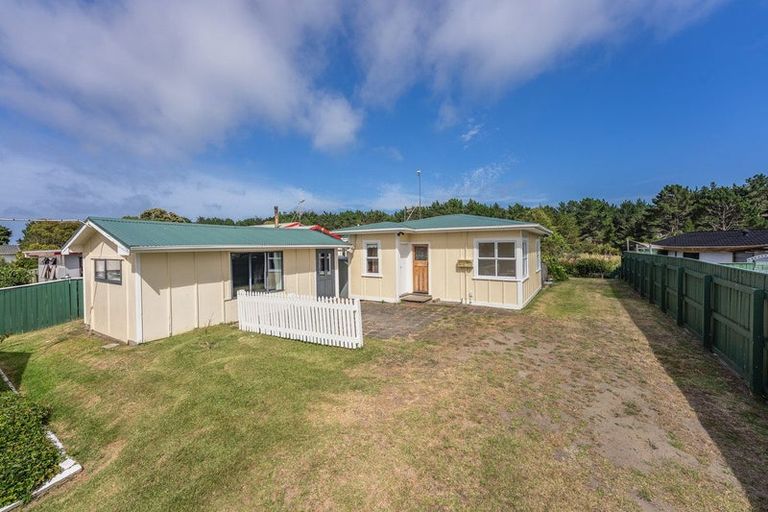 Photo of property in 28 Drake Street, Waikawa Beach, Levin, 5573