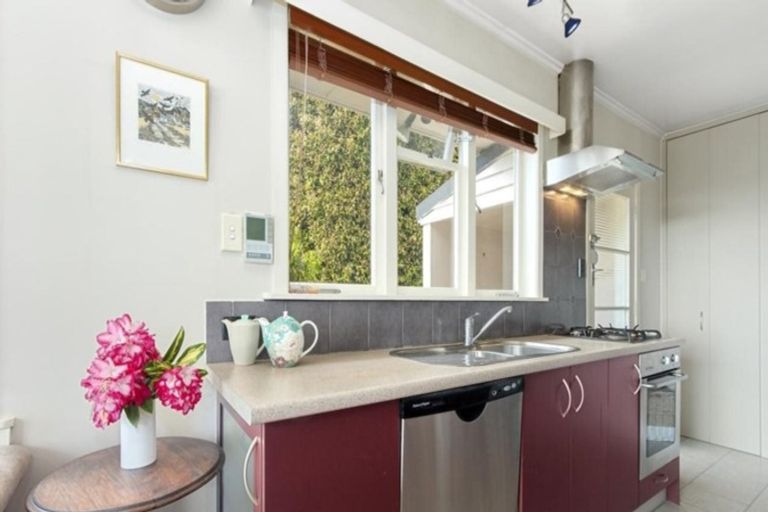 Photo of property in 298 East Coast Road, Forrest Hill, Auckland, 0620