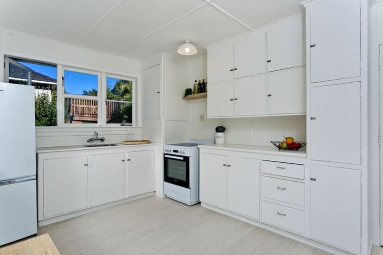 Photo of property in 50 Pupuke Road, Hillcrest, Auckland, 0627