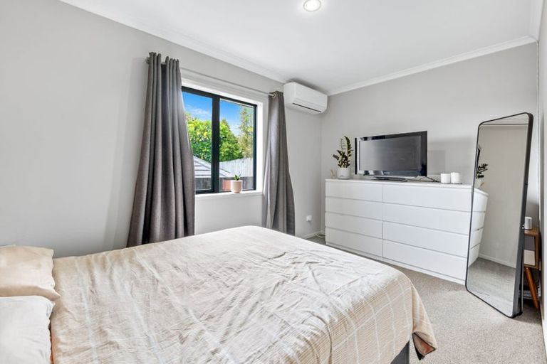 Photo of property in 5a Nielsen Place, Massey, Auckland, 0614