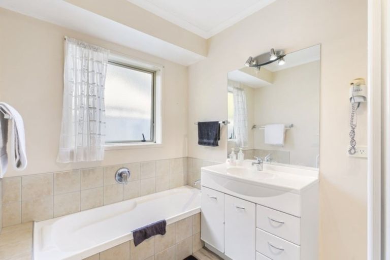 Photo of property in 11 Grabella Place, Papamoa Beach, Papamoa, 3118