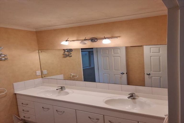 Photo of property in 3 Cricklade Terrace, Windsor Park, Auckland, 0632