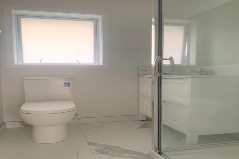 Photo of property in 2/300 Lake Road, Hauraki, Auckland, 0622