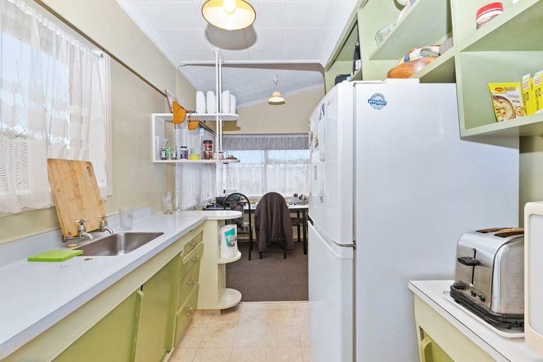 Photo of property in 84a Royal View Road, Te Atatu South, Auckland, 0610