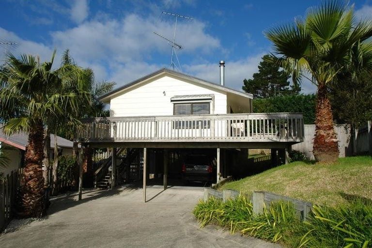 Photo of property in 2/8 Camilla Grove, Totara Vale, Auckland, 0629