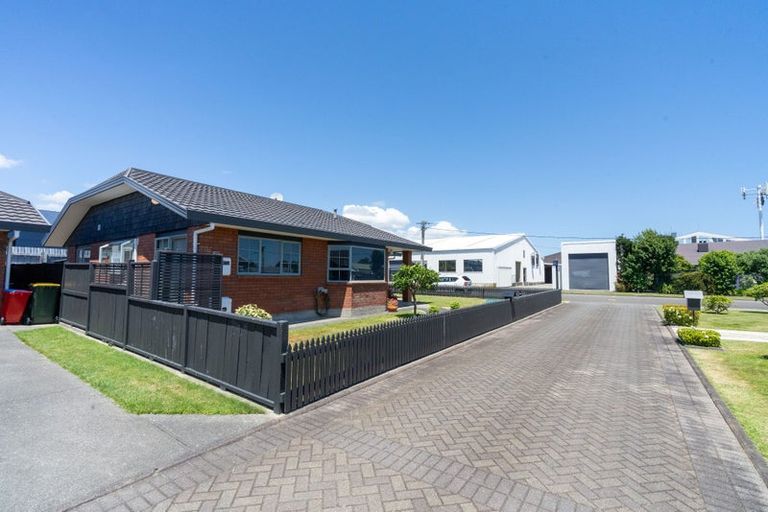 Photo of property in 2 Surrey Lane, Levin, 5510