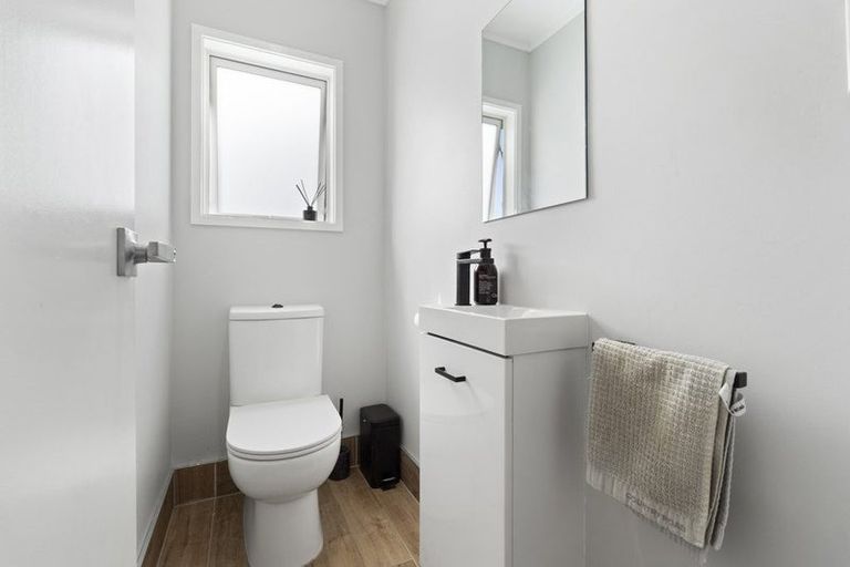 Photo of property in 21 Albert Hall Drive, Red Beach, 0932