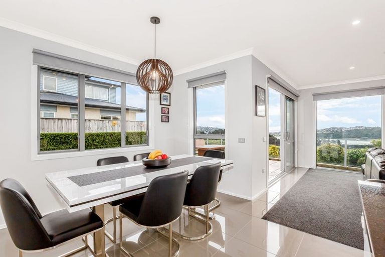 Photo of property in 7 Manapouri Lane, Aotea, Porirua, 5024
