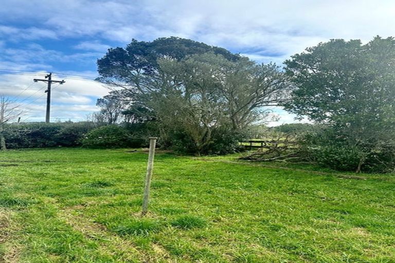 Photo of property in 479 Waitakere Road, Taupaki, Henderson, 0782