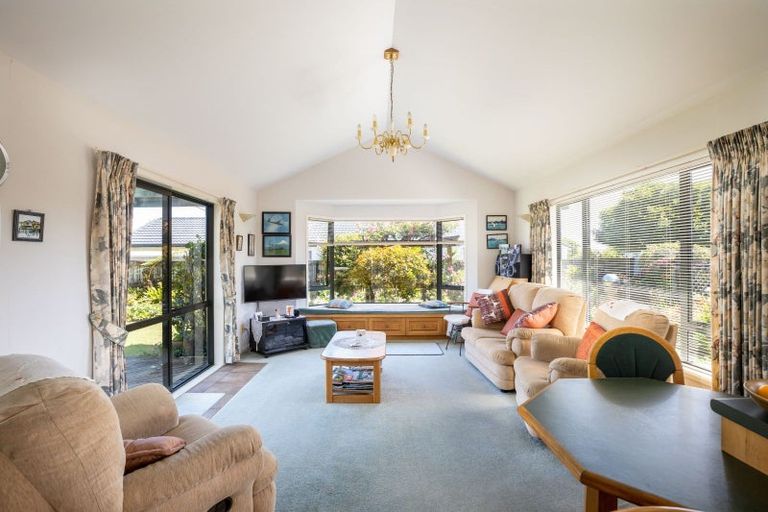 Photo of property in 16 Kinross Drive, Merrilands, New Plymouth, 4312