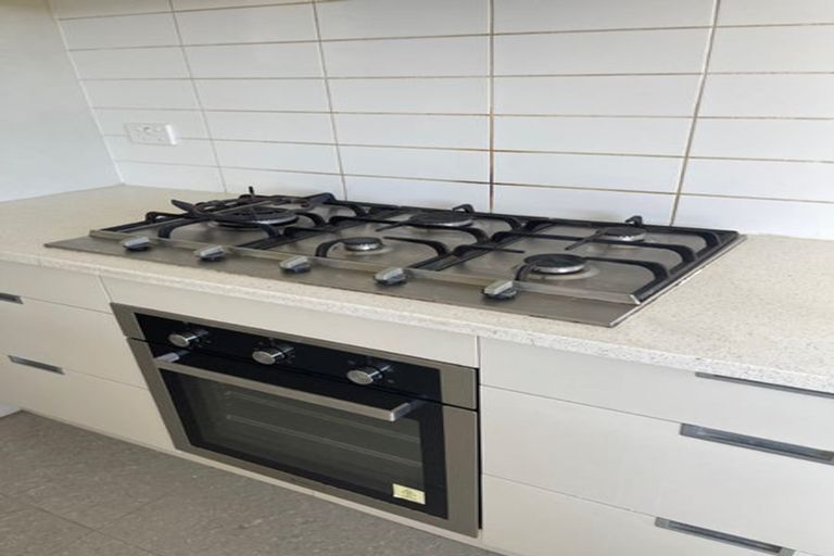 Photo of property in 18 Mulroy Place, Pinehill, Auckland, 0632