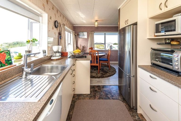 Photo of property in 32 Okiwa Terrace, Waiinu Beach, Whanganui, 4588