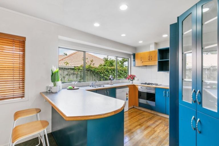 Photo of property in 2/6 Pat O'connor Place, Manurewa, Auckland, 2105