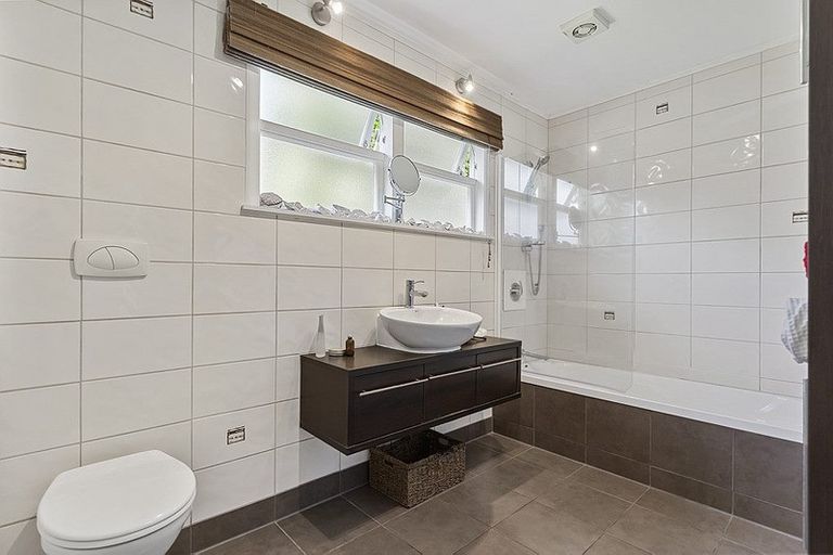 Photo of property in 4 Longfellow Parade, Glen Eden, Auckland, 0604