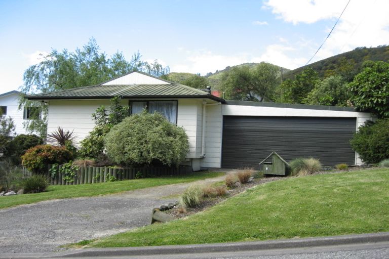 Photo of property in 2 Angle Street, Picton, 7220