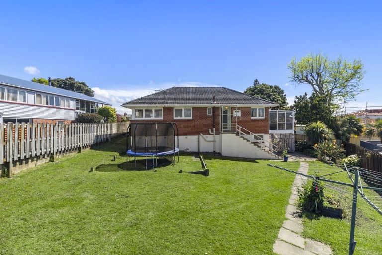 Photo of property in 12 Fairlea Road, Te Atatu South, Auckland, 0610