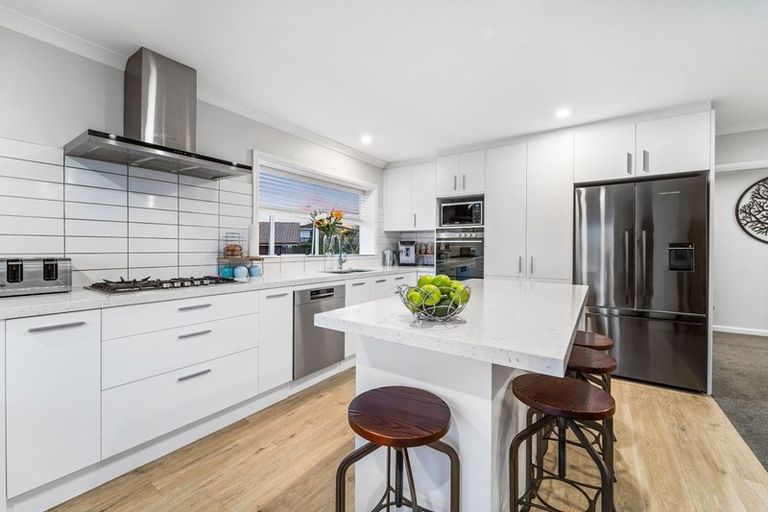 Photo of property in 28 Lydford Place, Glendene, Auckland, 0602