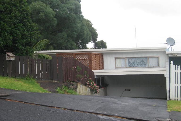 Photo of property in 1/2 Finn Place, Totara Vale, Auckland, 0629