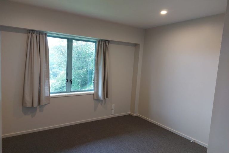 Photo of property in 2/93a Kelburn Parade, Kelburn, Wellington, 6012