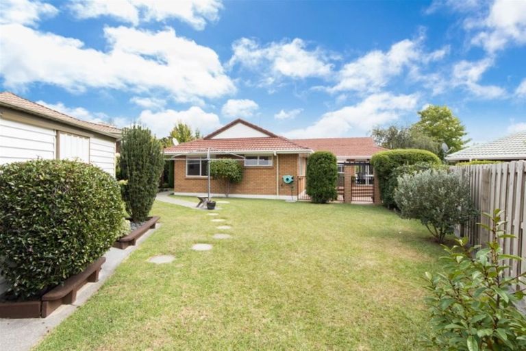 Photo of property in 2/35 Headcorn Place, Botany Downs, Auckland, 2010