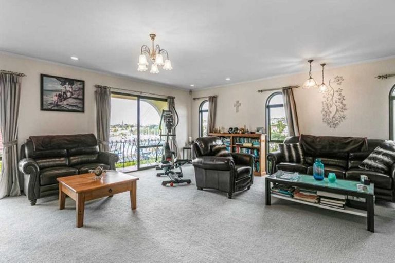 Photo of property in 3/2 Beach Road, Castor Bay, Auckland, 0620