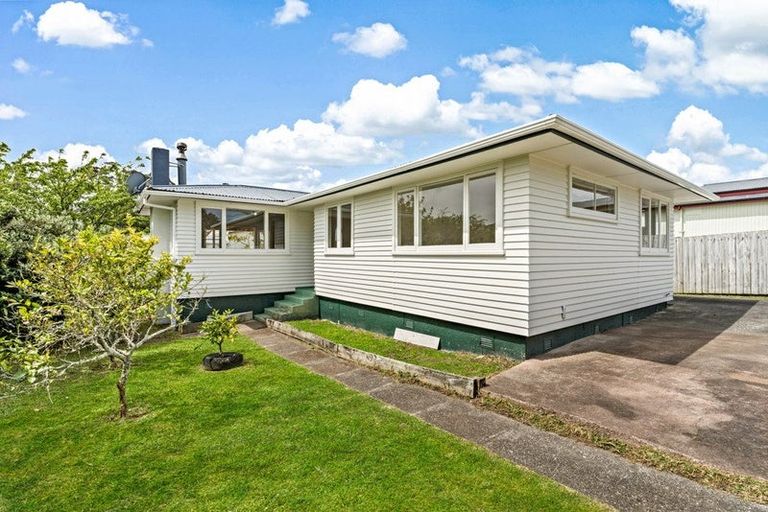 Photo of property in 30 Ozich Avenue, Te Atatu South, Auckland, 0610