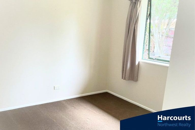 Photo of property in 31 Broadfield Street, Massey, Auckland, 0614