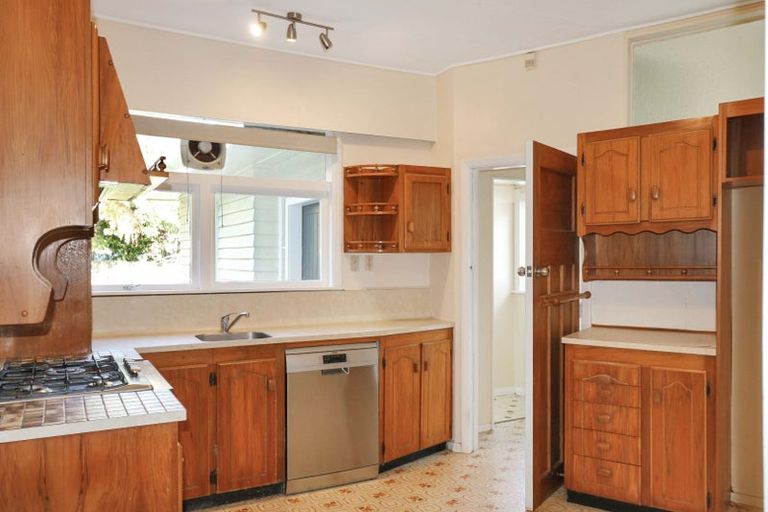 Photo of property in 22 Saint Albans Grove, Woburn, Lower Hutt, 5010