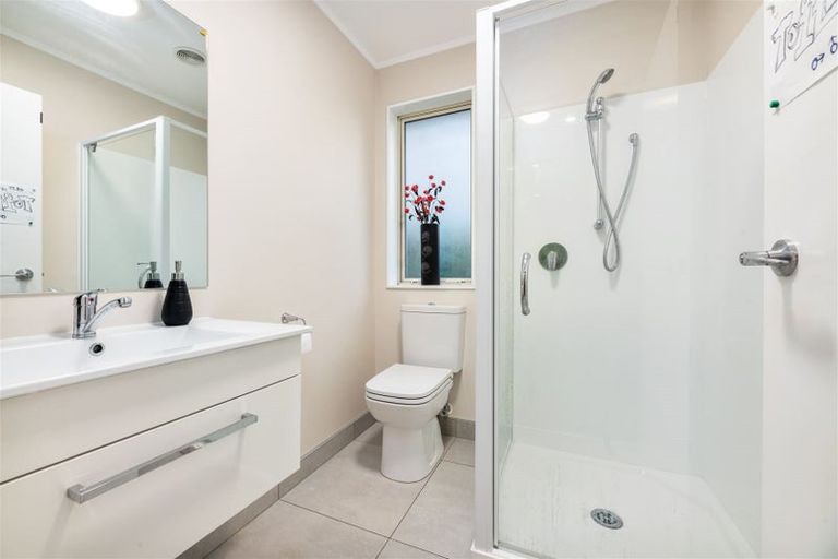 Photo of property in 2 Manatu Lane, Kelston, Auckland, 0602