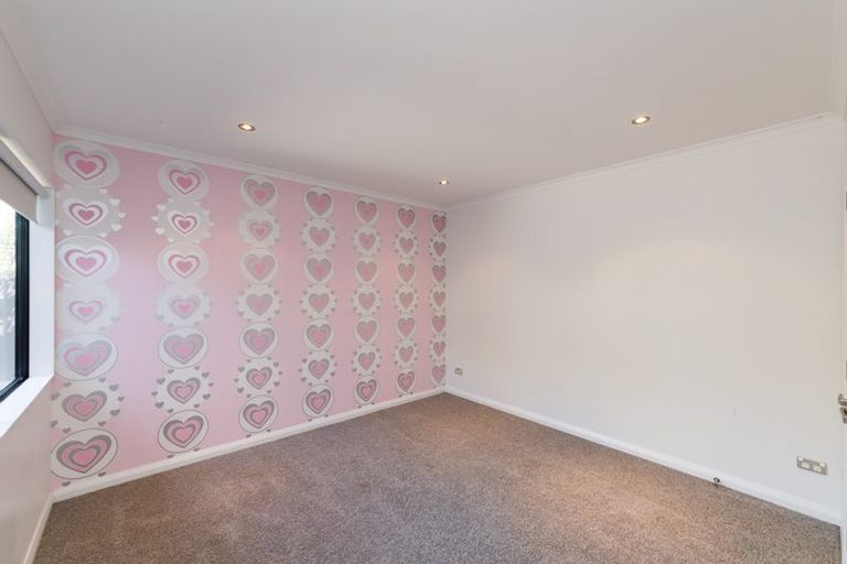 Photo of property in 5 D'urville Place, Kelvin Grove, Palmerston North, 4414