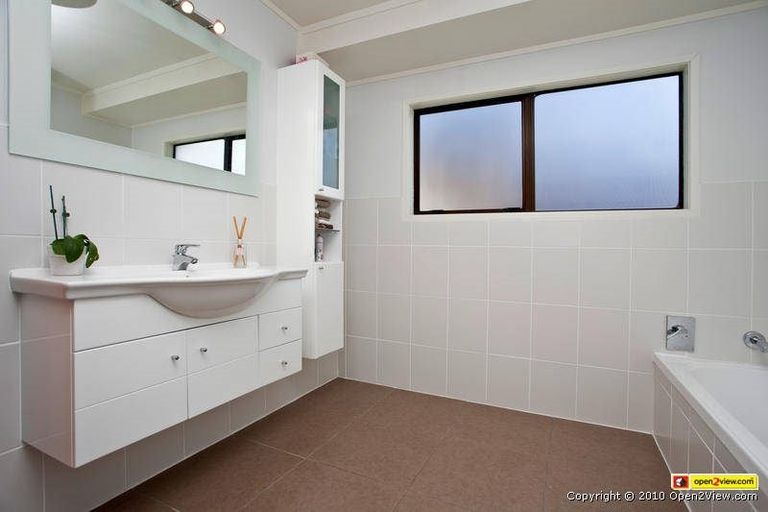 Photo of property in 150 Oaktree Avenue, Browns Bay, Auckland, 0630