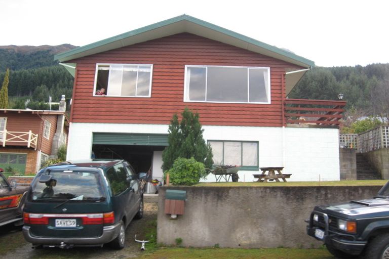 Photo of property in 22 Wynyard Crescent, Fernhill, Queenstown, 9300
