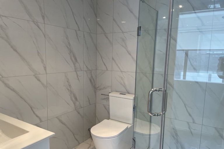 Photo of property in 4d Hepburn Road, Glendene, Auckland, 0602