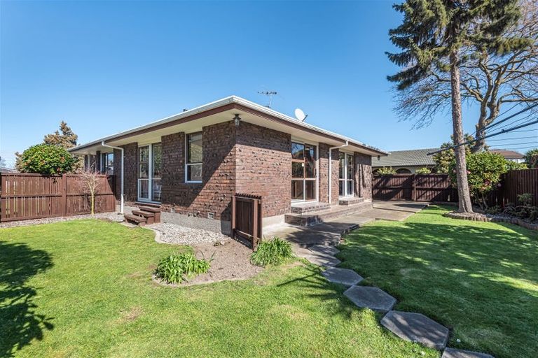 Photo of property in 14 Camberwell Place, Avonhead, Christchurch, 8042