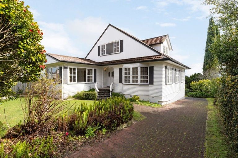 Photo of property in 52 Forest Lake Road, Forest Lake, Hamilton, 3200