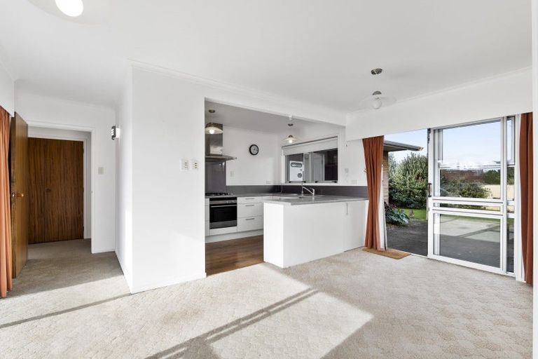 Photo of property in 8 Warren Place, Frankleigh Park, New Plymouth, 4310