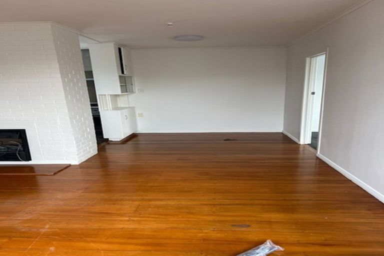 Photo of property in 2 Springside Place, New Lynn, Auckland, 0600