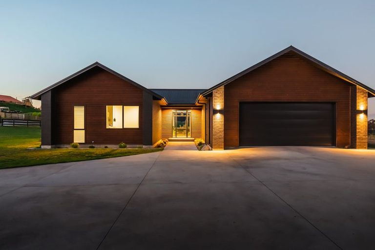 Photo of property in 2 Vickers Way, Acacia Bay, Taupo, 3385