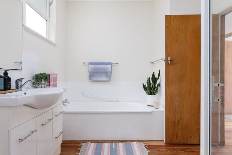 Photo of property in 13 Seddon Crescent, Whataupoko, Gisborne, 4010