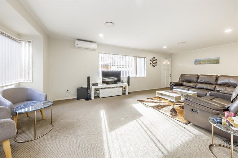 Photo of property in 2/23 Lowburn Place, Clover Park, Auckland, 2019
