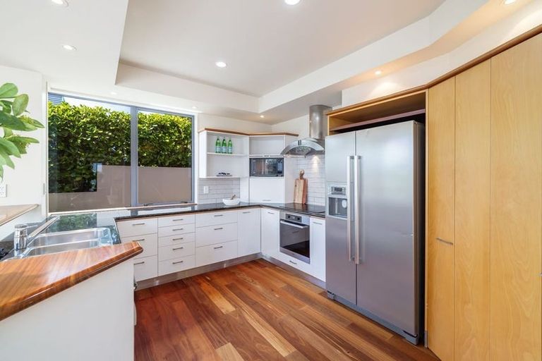 Photo of property in 6 Inverness Lane, Redcliffs, Christchurch, 8081