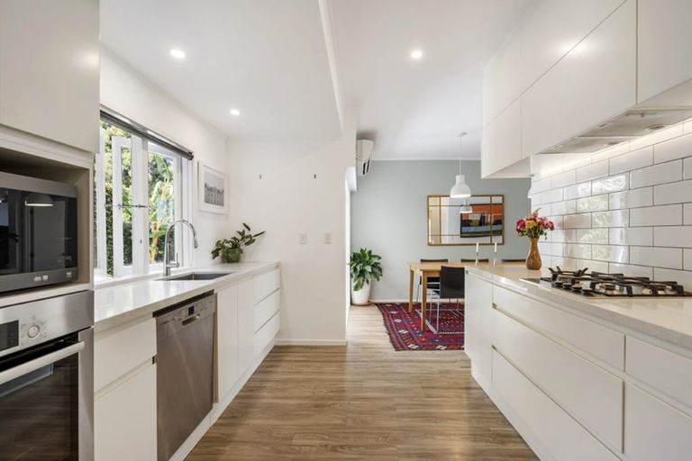 Photo of property in 2/39 Hillcrest Avenue, Hillcrest, Auckland, 0627