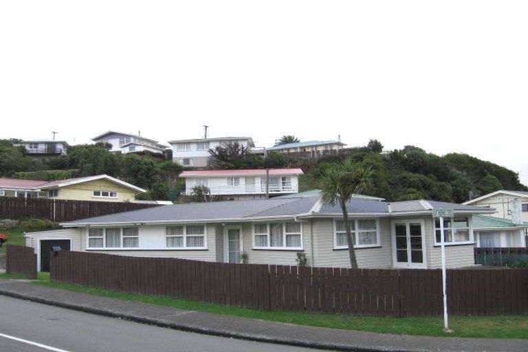 Photo of property in 53 Catherine Crescent, Paparangi, Wellington, 6037