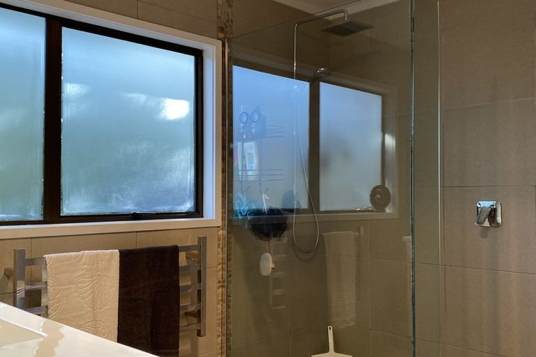 Photo of property in 16 Quincey Place, Massey, Auckland, 0614