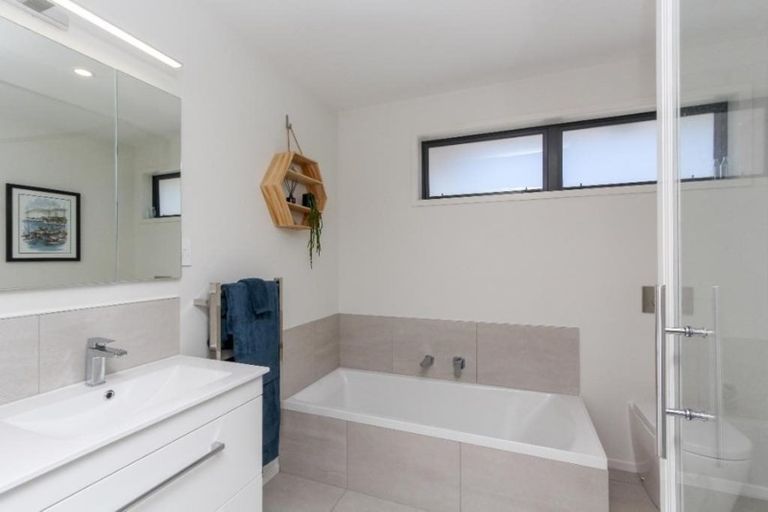 Photo of property in 2 Western Rise, Hurworth, New Plymouth, 4310