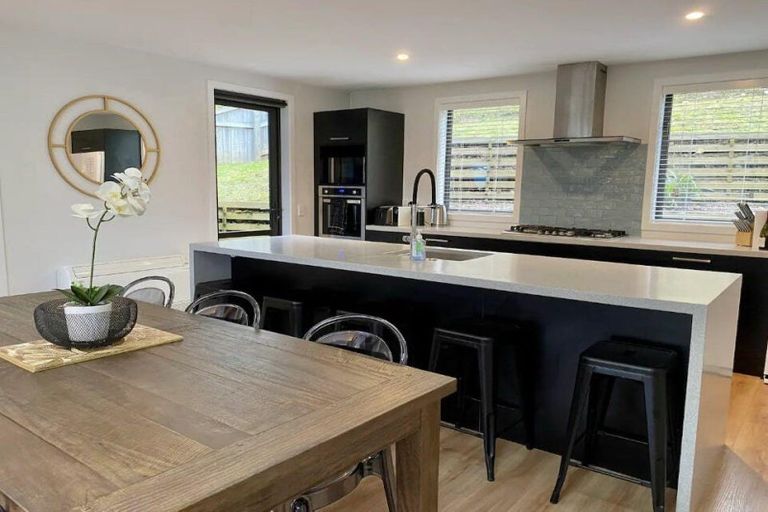 Photo of property in 15a Mackinnon Terrace, Sunshine Bay, Queenstown, 9300