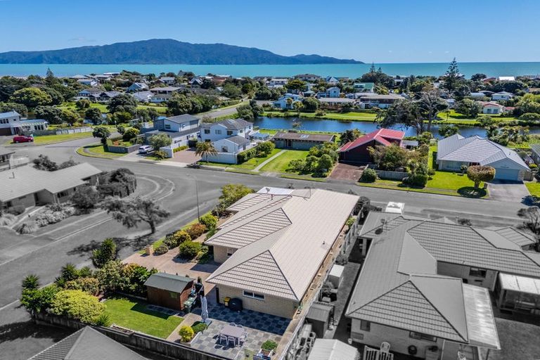 Photo of property in 3 Te Ropata Place, Waikanae Beach, Waikanae, 5036
