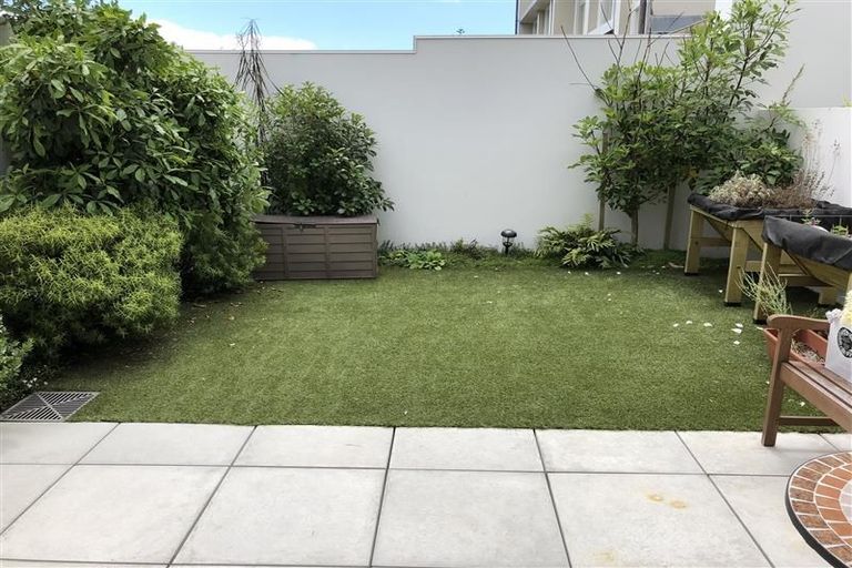 Photo of property in 76 Brougham Street, Mount Victoria, Wellington, 6011