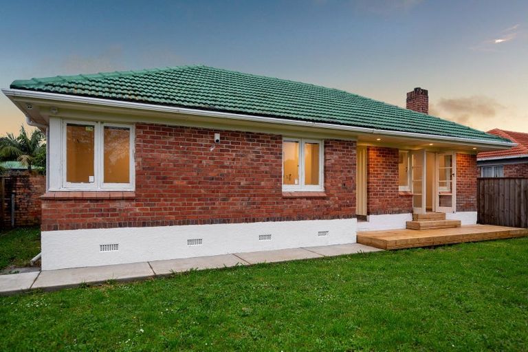 Photo of property in 24 Godley Road, Green Bay, Auckland, 0604