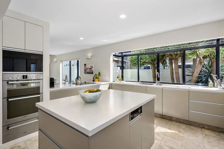 Photo of property in 2/15 Craig Road, Milford, Auckland, 0620